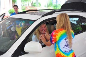 A student and member of orientation crew greets the mother of a freshman.