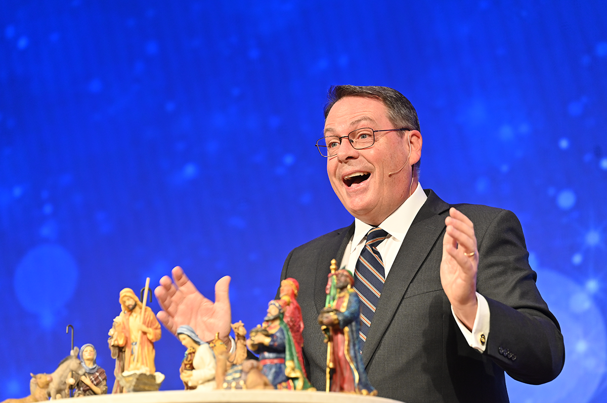 Pastor Chris Hodges leads the sermon