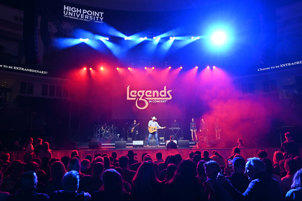 The Legends concert included country music sounds inspired by Garth Brooks. 