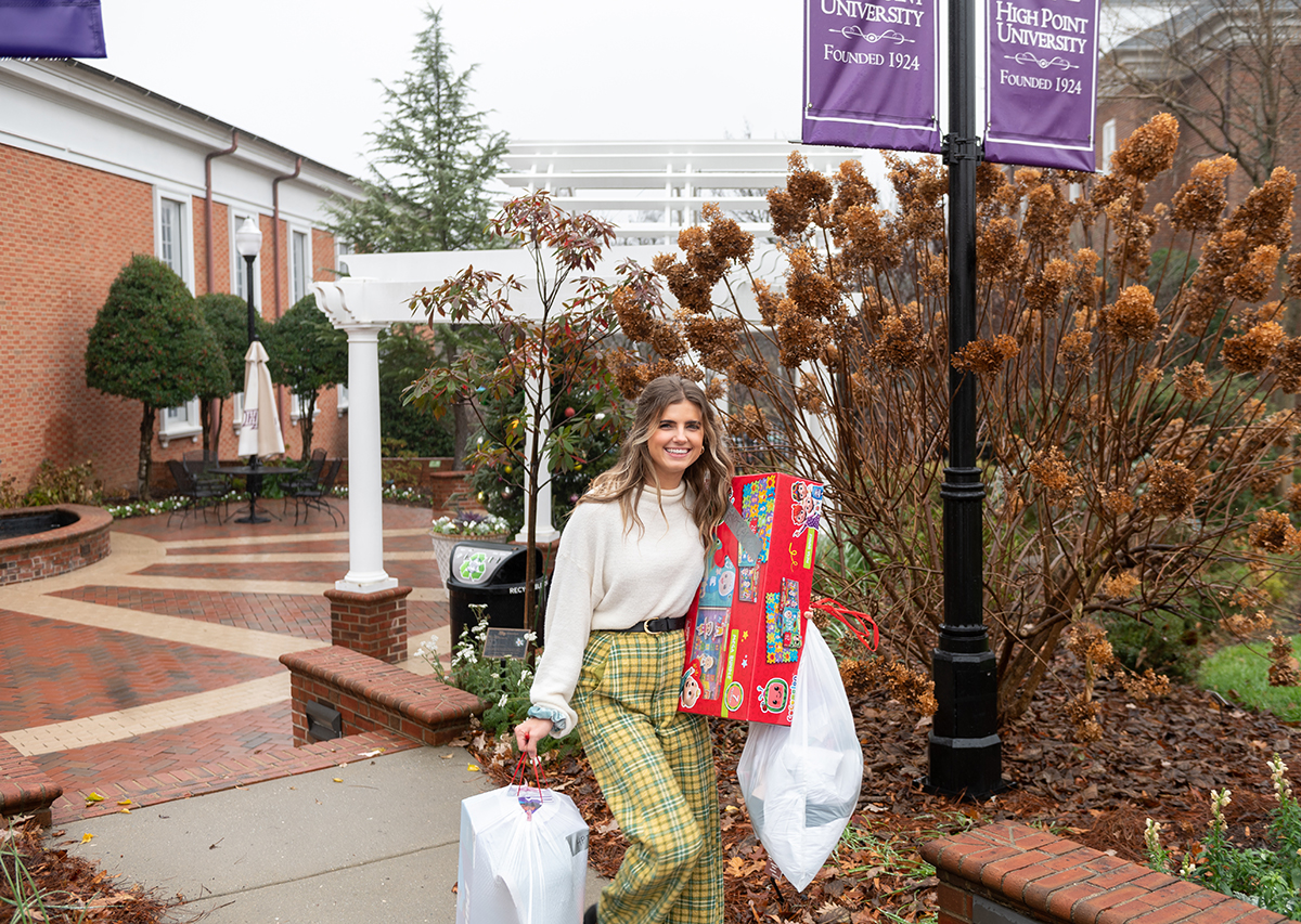 HPU students carries gifts for Angel Tree 
