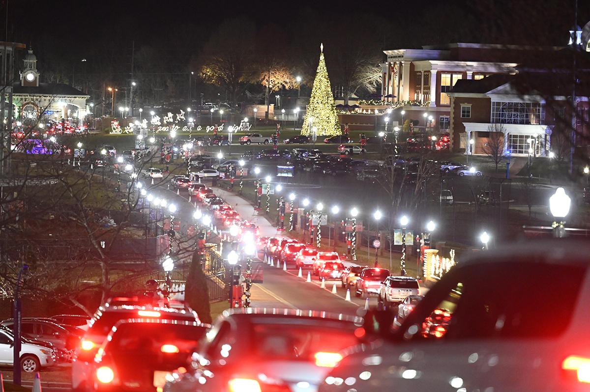 Long line of cars along the annual HPU Christmas Drive.