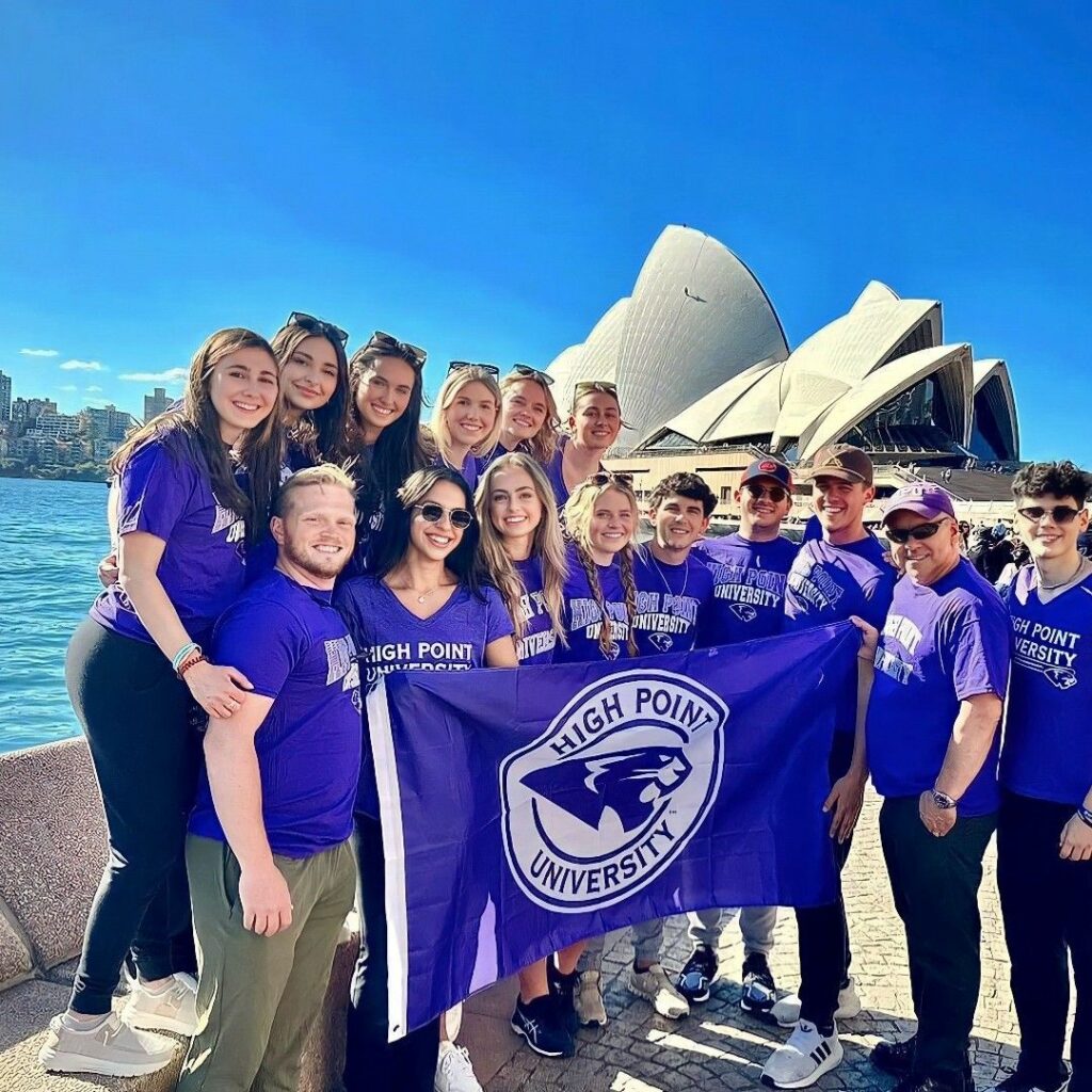 HPU communications students outside the Sydney Opera House in Australia.